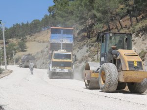 Kaş’ın Sütleğen grup yolu asfaltlanıyor