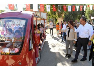 Seçer, Tarsus Gençlik Kampında ’Halk Günü’ etkinliğine katıldı