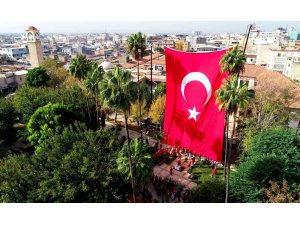 Türkiye’nin ilk en büyük Türk bayrağı Adana’da yeniden asıldı