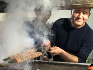 Adanalı esnaftan askıda kebap