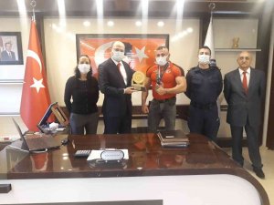 Kaymakam Kalkan’dan milli sporcuya plaket