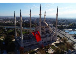 Türkiye’nin en büyük ilk Türk bayrağı Merkez Camisi’ne asıldı