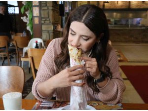 Adana’da yeni trend: "Lahmacun arası kebap"