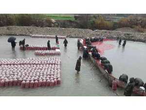 Yarım metre su içinde turp işçisi kadınların ekmek mücadelesi