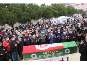 Antalyaspor’un eski futbolcusu Oral Yenigün törenle toprağa verildi