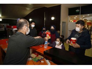 Çocuklara karne hediyesi Döşemealtı Belediyesi’nden