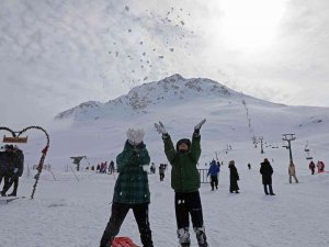 Antalya Saklıkent kayak merkezinde yarıyıl tatili yağunluğu