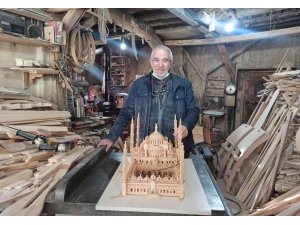 Sultanahmet Camii’nin ahşap maketini yaptı