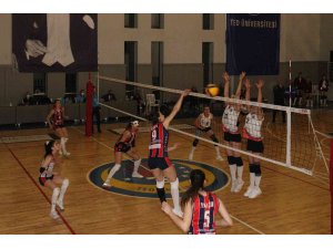 MSK kadın voleybol ve hentbol takımları, aldıkları galibiyetlerle yüzleri güldürdü