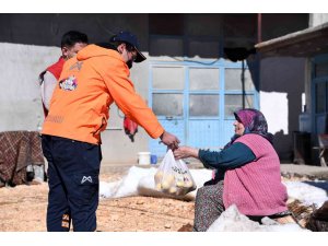 Büyükşehir Belediyesi, 3 ilçede vatandaşa 10 ton limon dağıttı