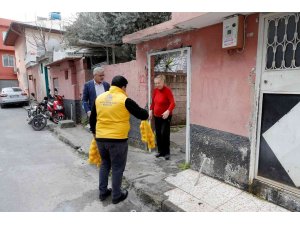 Dalında kalan limon vatandaşa dağıtılıyor