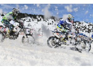 Davraz’da düzenlenen motosnow yarışları nefes kesti