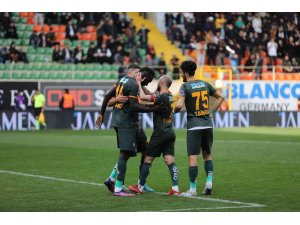 Spor Toto Süper Lig: Alanyaspor: 4 - Konyaspor: 1 (İlk yarı)