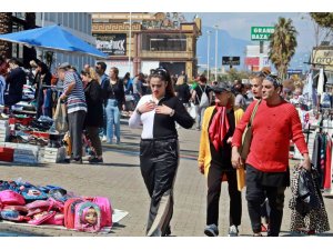 Nevruz Bayramı’nda Antalya’ya akın eden İranlılar, soluğu beş yıldızlı sokak pazarında alıyor