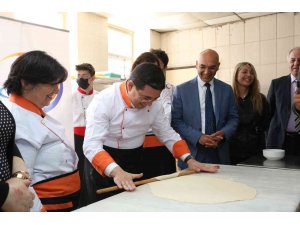 Başkan Tütüncü, gençlik buluşmasında mantı açtı