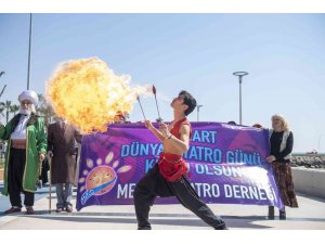 Mersin’de ’Dünya Tiyatro Günü’ kutlandı