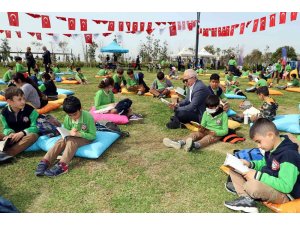 Millet Bahçesinde minderlere oturup kitap okudular