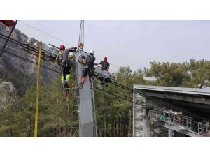 Antalya’da 4 bin 350 metre uzunluğundaki teleferiğin çekici halatı değiştirildi