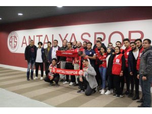 Kızılay gönüllüleri, Antalyaspor maçını görme engellilere betimlemeli maç anlattı