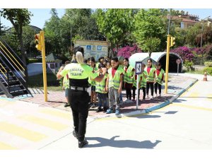 Öğrenciler Trafik Eğitim Parkında kuralları öğreniyor