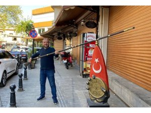 Antikacı 3 metrelik tüfek yaptı, hedefi Guinness’e girmek