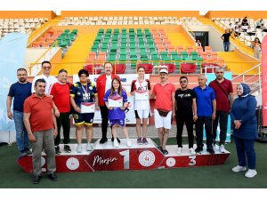 Vali Pehlivan, özel sporculara madalya ve başarı belgesi verdi