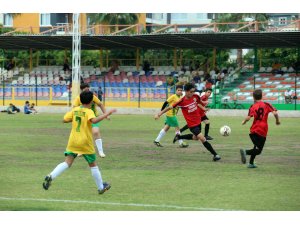 Çocuklar futbol şenliğinde buluştu