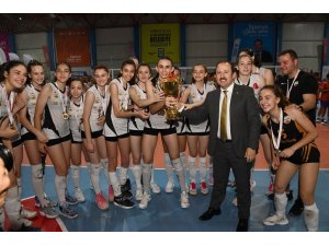 Vali Pehlivan, voleybolun şampiyonlarına ödüllerini verdi