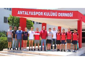 Şampiyon sporcular altınla ödüllendirildi