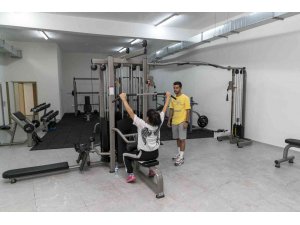 Özel bireyler, fitness salonunda spor yapıyor