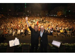 Alanya Belediyesinin yaz konserinde, Ferhat Göçer coşkusu