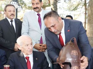 Başkan Yılmaz’dan Bahçeli’ye Malazgirt Zaferinin yıl dönümünde anlamla hediye