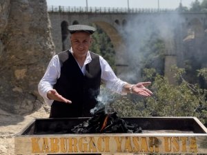 Ünlü kebapçı, "Adana İşi"nin klibinde oynadı