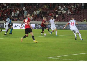 Spor Toto Süper Lig: Gaziantep FK: 0 - Ümraniyespor: 0 (İlk yarı)