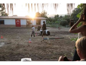 Rusya uyruklu çocuklar binicilik yarışında ter döktü