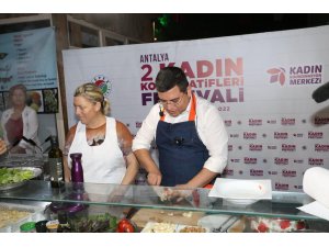 Tütüncü, Kadın Kooperatifleri Festivali’nde yemek pişirdi