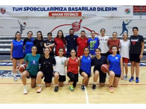 Kepez’in kız basketbol takımı şampiyonluğa yürüyor