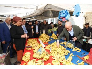 Başkan Gültak pazarda muz satışı yaptı, vatandaşla okey oynadı