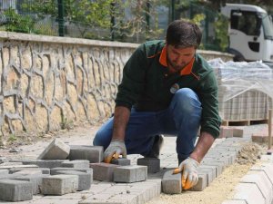 Toroslar Belediyesi, kendi imalatı kilit parke taşlarıyla yolları döşüyor