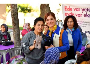 Kadınların ürettiği oyuncaklar çocuklara dağıtılıyor