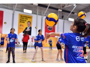 Mersin’de voleybol kursları sürüyor