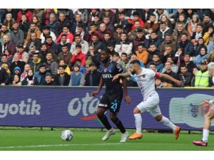 Spor Toto Süper Lig: A. Hatayspor: 0 - Trabzonspor: 1 (İlk yarı)