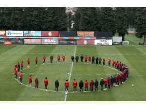 Galatasaray’dan depremde hayatını kaybedenler için saygı duruşu