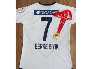 Berke Bıyık, depremzedelere yardım için formasını 18 bin TL’ye sattı