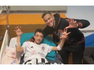 Josef de Souza, depremzede Arda Can ve Cenk ile bir araya geldi