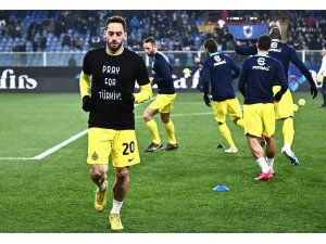 Hakan Çalhanoğlu, ’Türkiye için dua et’ yazılı tişörtle ısınmaya çıktı