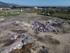 Hatay’da kentin dışına toplanan çöp yığını havadan görüntülendi