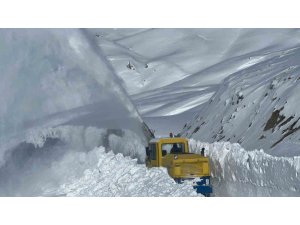 Hakkari’de yer yer 3 metreyi karda yol açma çalışması