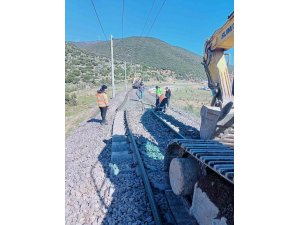 TCDD deprem bölgesinde hasar gören tren raylarını onarım çalışmalarını tamamlıyor