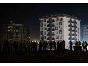 Kahramanmaraş’ta gece boyunca enkaz altındaki yakınlarından haber beklediler